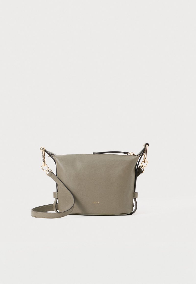 Bolsa crossbody verde oliva com ferragens douradas, acentos pretos, forma retangular, textura lisa e alça ajustável. Nome da marca visível.