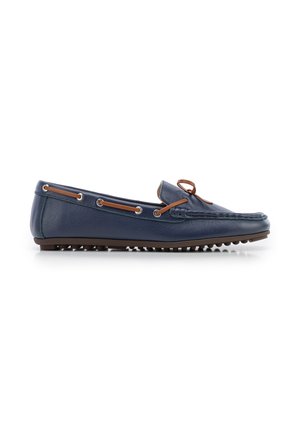 Mocassin de conduite en cuir bleu marine avec des détails en lacet de cuir marron et une semelle en caoutchouc à picots, présenté de profil.