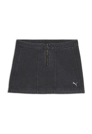 Mini-jupe en denim noir avec fermeture éclair à l'avant et petit logo Puma en bas à droite.
