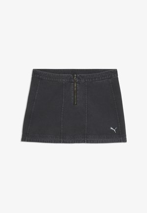 Mini-jupe en denim noir avec fermeture éclair à l'avant et petit logo Puma en bas à droite.