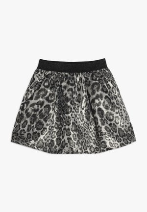 Jupe argentée brillante avec imprimé léopard noir et ceinture élastique noire, style légèrement évasé, posée à plat sur fond blanc.