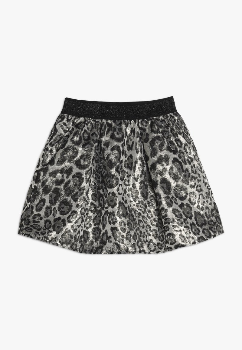 Jupe argentée brillante avec imprimé léopard noir et ceinture élastique noire, style légèrement évasé, posée à plat sur fond blanc.