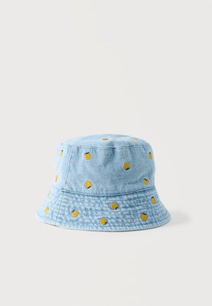 Világoskék farmer anyagból készült kalap, melynek felületén apró, hímzett sárga-narancssárga gyümölcsminták vannak szétszórva.