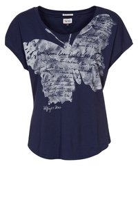 Mörkblå bomulls t-shirt med korta ärmar, prydd med en stor vit fjärils grafik och handskriven text över framsidan.