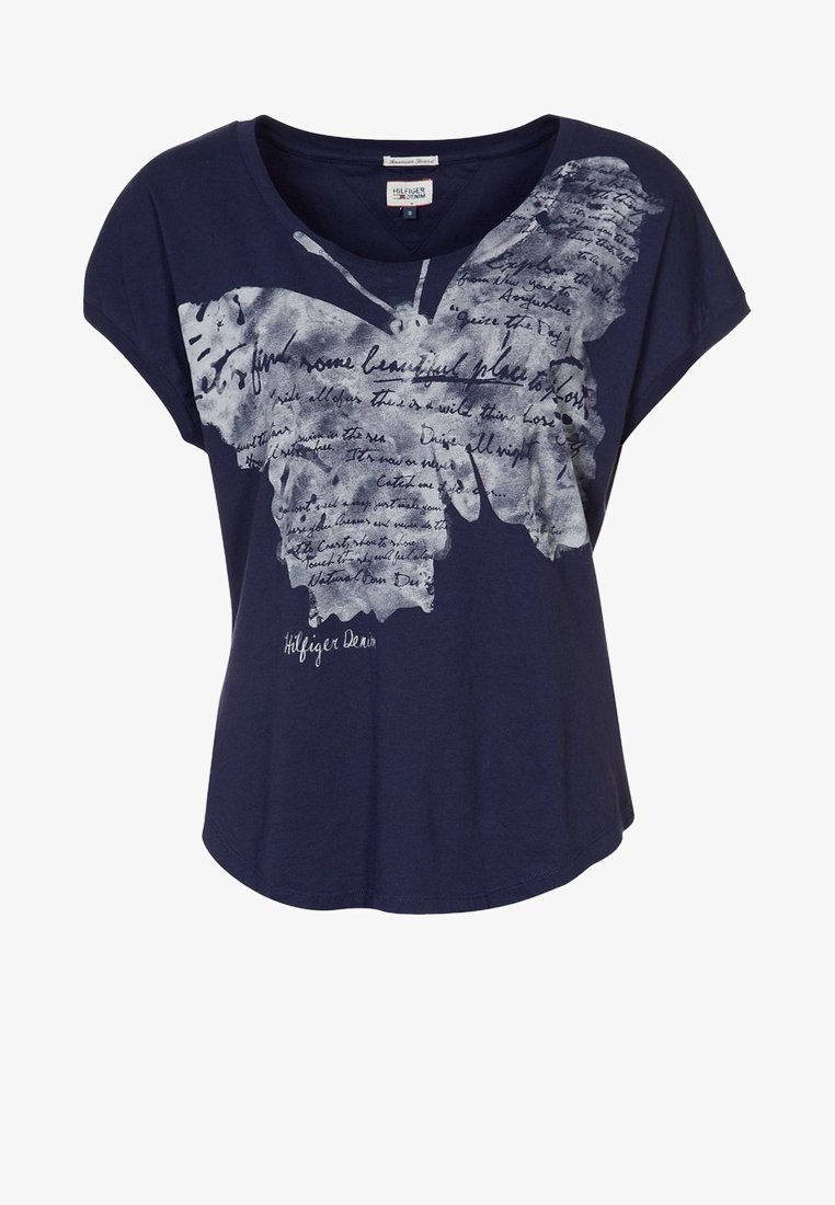 Mörkblå bomulls t-shirt med korta ärmar, prydd med en stor vit fjärils grafik och handskriven text över framsidan.