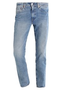 Jeans de mezclilla de color azul claro con pierna recta, diseño de cinco bolsillos, cremallera y acabado desgastado. Presenta botón de metal y costuras naranjas.