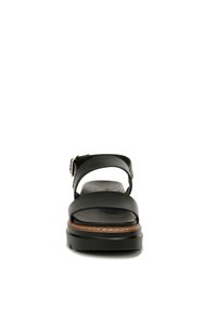 Zwarte leren sandaal met twee brede banden en een verstelbare enkelgesp. Heeft een stevige platformzool met lichtbruine accentstiksels.