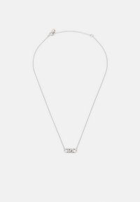 Collier en argent doté d'un pendentif rectangulaire central avec un design gravé, une texture lisse et des maillons délicats.