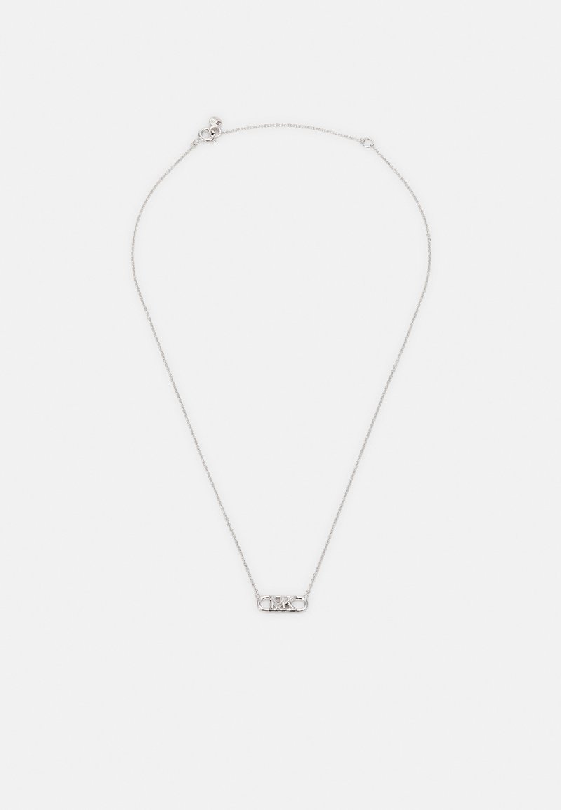 Collier en argent doté d'un pendentif rectangulaire central avec un design gravé, une texture lisse et des maillons délicats.