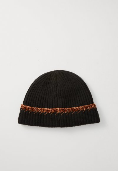 Sort strikket hue med ribbet tekstur og et skinnende kobberbånd. Har et zigzag-mønster nederst på båndet.