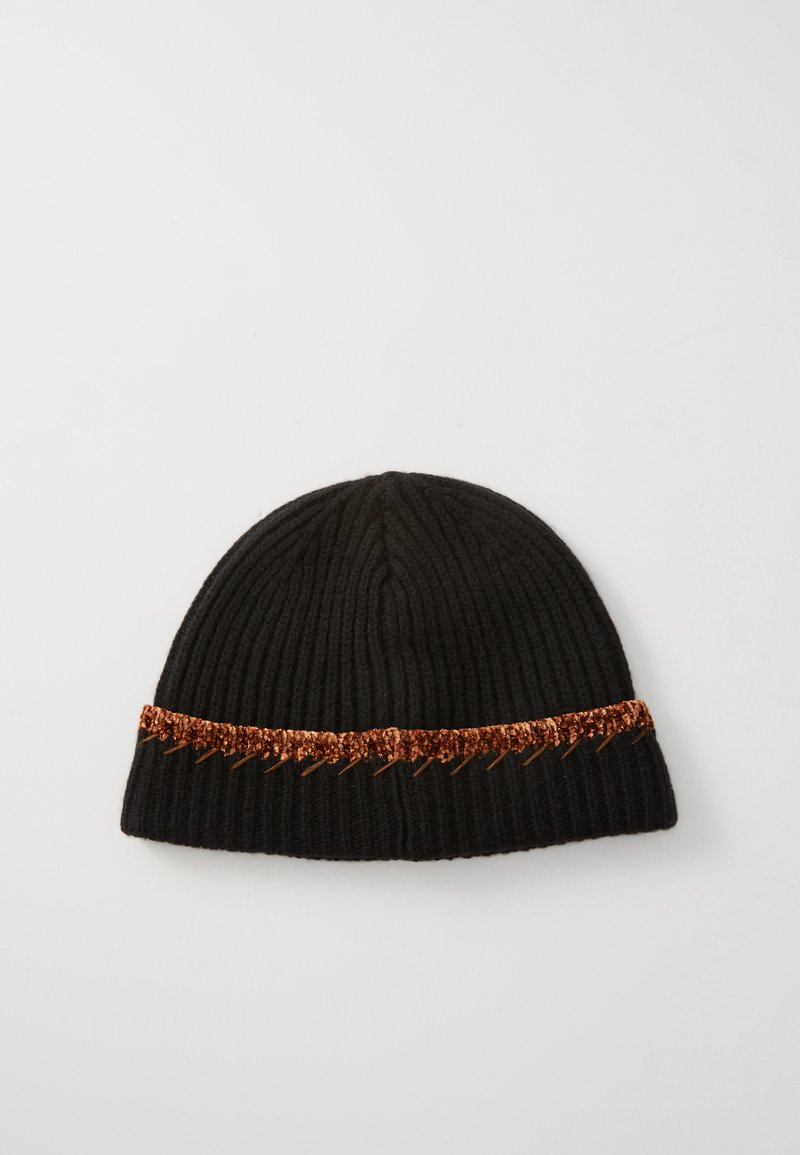 Schwarze Strickmütze mit gerippter Textur und einem glänzenden Kupferband. Besitzt ein Zickzackmuster am unteren Ende des Bands.