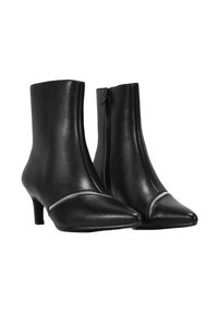 Stivali ankle in pelle nera con punta appuntita, tacco sottile e dettaglio decorativo con cerniera argentata sul davanti. Texture liscia con un design elegante.
