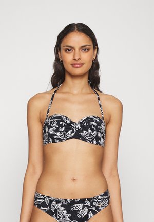 Črn bikini z belim cvetličnim vzorcem, s podloženim bandeau vrhom in ujemajočimi se nizkimi hlačkami. Narejen iz gladkega, elastičnega materiala.