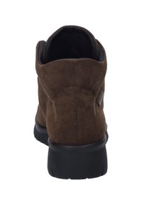 Hnědé semišové kotníkové boty s hladkým povrchem, černou gumovou podrážkou, jemnými švy a malým kovovým akcentem na boku.