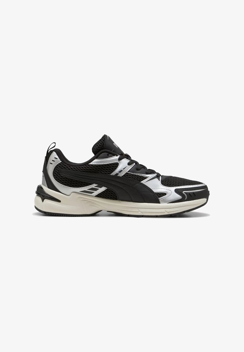 Baskets de sport noires et blanches avec dessus en mesh et synthétique, fermeture à lacets, col rembourré et semelle coussinée.
