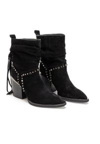 Botines de ante negro con un diseño arrugado, punta afilada y tacón ancho. Decorados con tachuelas plateadas a lo largo del costado y cordones en la parte trasera.