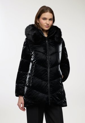 Piumino nero con finitura lucida, dotato di cappuccio staccabile in pelliccia sintetica, tasche con cerniera e design trapuntato a motivo a chevron.