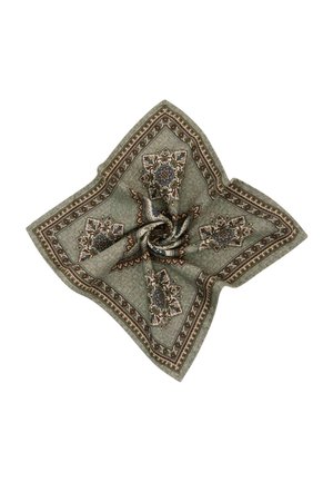 Vierkante groene sjaal met bloemmotieven en decoratieve randen, losjes gedraaid in het midden op een witte achtergrond.