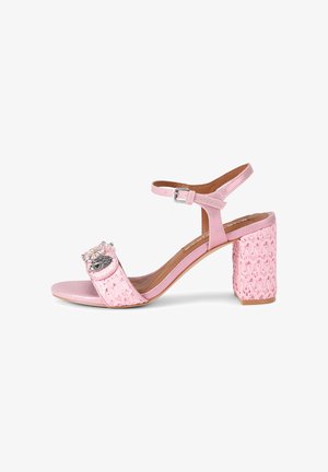 Roze sandaal met hoge hak, blokhak met geweven textuur, enkelbandje met gesp en juweelversiering op het voorste bandje.