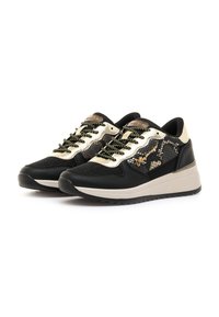 Sneaker nera e crema con dettagli in stampa serpente, pelle texture, punta rotonda e suola in gomma spessa. Presenta lacci neri e dettaglio del logo.