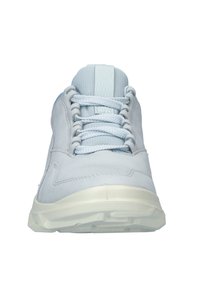 Sneakers sintetici azzurri chiaro con linguetta in rete testurizzata, chiusura con lacci e una suola in gomma bianca chunky.