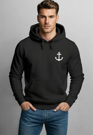 Schwarzer Hoodie aus weichem Material, mit einem weißen Ankerdruck auf der linken Brust, verfügt über eine Kängurutasche und eine verstellbare Kapuze mit Schnur.