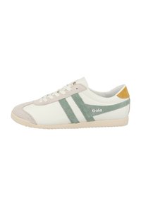 Sneaker bianche con strisce in suede verde, punta in suede grigia chiara e accento giallo sul tallone. Presentano un design con lacci e suola testurizzata.