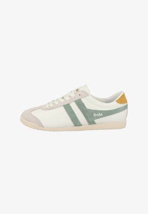 Zapatillas blancas con franjas de ante verde, puntera de ante gris claro y acento amarillo en el talón. Presentan un diseño con cordones y suela texturizada.