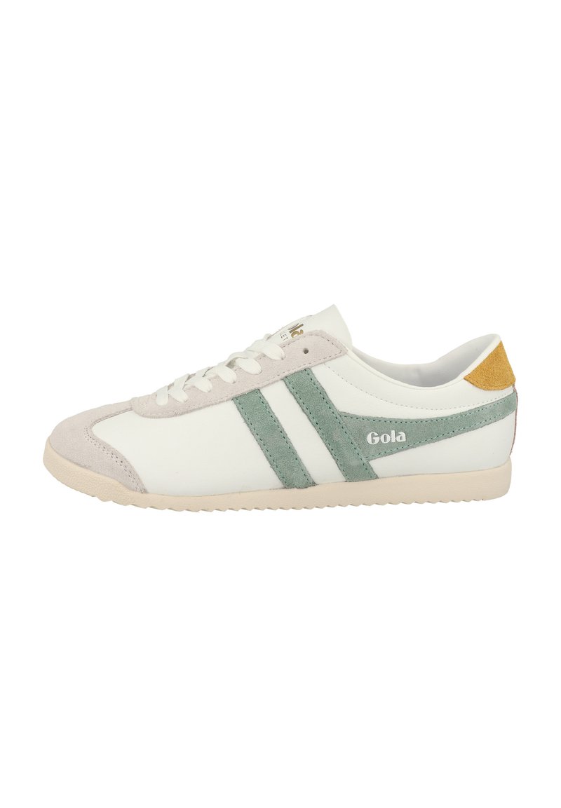 Sneaker bianche con strisce in suede verde, punta in suede grigia chiara e accento giallo sul tallone. Presentano un design con lacci e suola testurizzata.