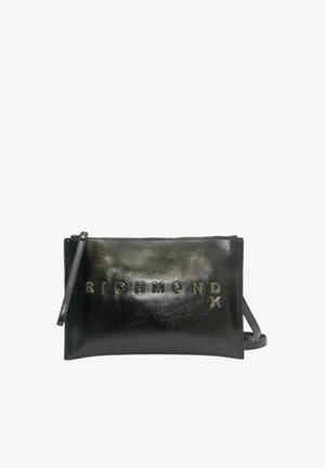 Pochette in pelle nera con texture liscia, caratterizzata dalla scritta in rilievo "RICHMOND X" sul davanti e una tracolla removibile per versatilità.
