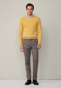 Hackett London V NECK - Strickpullover - lemon yellow
