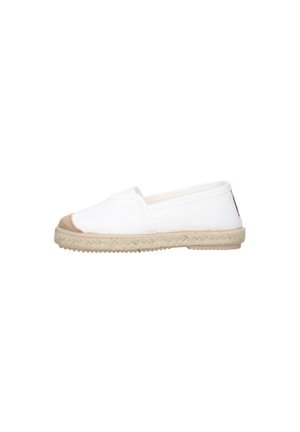 Scarpa espadrille in tela bianca con punta beige intrecciata e suola di juta intrecciata, mostrata di profilo su sfondo bianco.