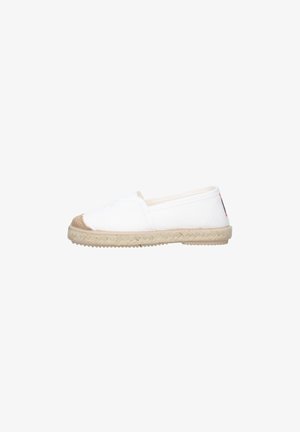 Scarpa espadrille in tela bianca con punta beige intrecciata e suola di juta intrecciata, mostrata di profilo su sfondo bianco.