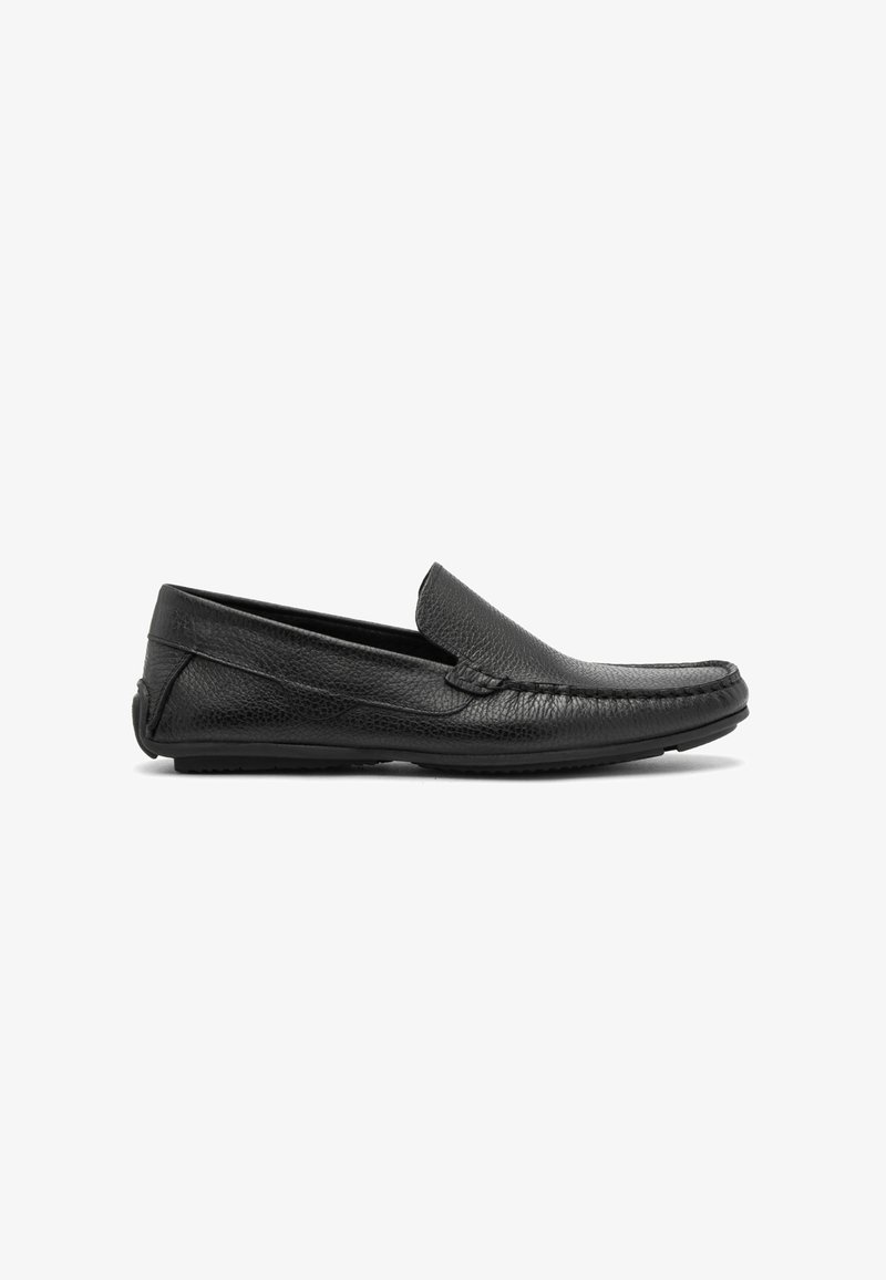 Schwarze Lederloafers mit strukturierter Oberfläche, schlupfdesign und weichen Sohlen. Verfügt über gestickte Details entlang des Obermaterials und glatte Kanten.