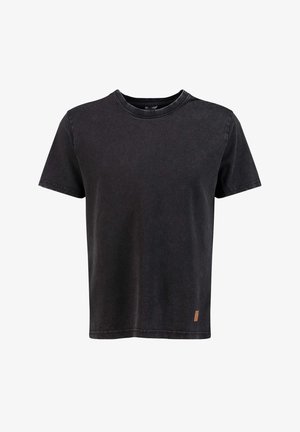 T-shirt nera a maniche corte con scollo girocollo e una piccola etichetta marrone vicino all'orlo inferiore, design semplice.