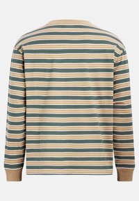 Μακριμάνικο ριγέ πουκάμισο σε μπεζ, πράσινο και λευκό, με ριμπ λαιμόκοψη και μανσέτες, με οριζόντιες ρίγες διαφορετικού πλάτους.