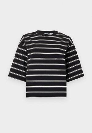 Černé tričko s krátkými rukávy s bílými horizontálními pruhy a kulatým výstřihem, zobrazené na jednoduchém světlém pozadí.