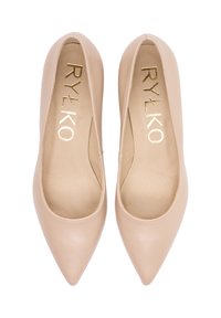 Pantofi cu toc înalt din piele nude, cu design cu vârf ascuțit. Prezintă o textură netedă și un logo auriu pe talpă. Stil clasic, minimalist.