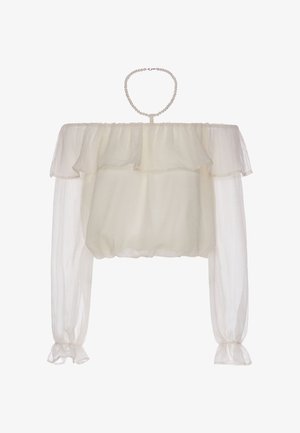Camicia bianca trasparente con spalle scoperte e maniche lunghe a sbuffo raccolte ai polsi, con una collana di perle attaccata allo scollo.