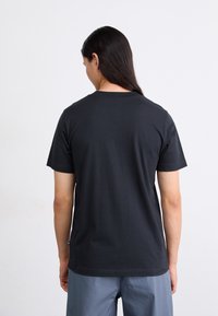 Sort bomuld t-shirt med klassisk rund hals og korte ærmer. Glat tekstur og minimal design, ingen synlige mønstre eller accenter.
