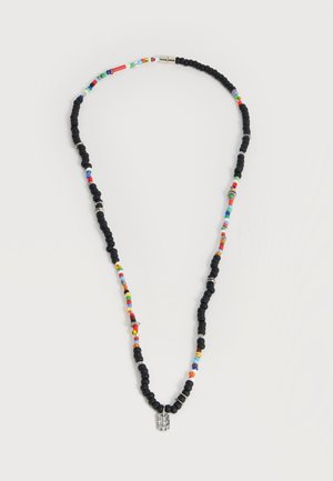 Colier cu mărgele negre și multicolore alternative, având inele mici din argint și un pandantiv dreptunghiular cu mărgea transparentă.