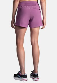 Brooks CHASER 5" SHORT - Träningsshorts - washed plum