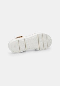 Bata Sandále na platforme - marrone