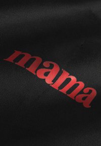 Zwarte stof met een textuur oppervlak met het woord "mama" in vetgedrukte rode, gestileerde letters, prominent diagonaal weergegeven.