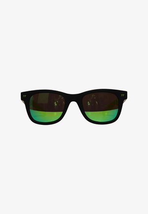 Gafas de sol negras con un acabado mate suave, que presentan lentes espejados verdes y un pequeño "77" grabado cerca de las bisagras.