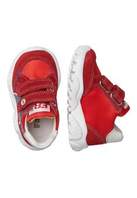 Sneakers rossi per bambini con tomaia in rete e dettagli in suede, dotati di due cinturini in Velcro, suole imbottite e una suola in gomma bianca.