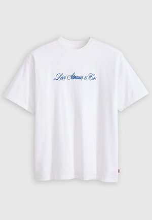 Bílá bavlněná tričko s modrým kurzívním logem "Levi Strauss & Co." na přední straně, krátké rukávy a kulatý výstřih.