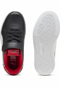 Juodos odinės sportinės bateliai su raudonu vidumi, turintys perforacijas ant pirštų, su raišteliais ir baltu guminio pado išorėje su tekstūruotu raštu.