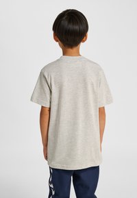 Lichtgrijs katoenen T-shirt met korte mouwen en een ronde hals, met een gladde textuur en een comfortabele pasvorm.