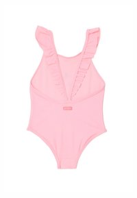 Maillot de bain une pièce rose avec des bretelles volantées, un décolleté en V profond et une texture lisse. Présente une petite étiquette de logo sur le devant.